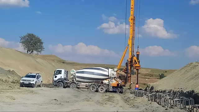 Fore kazık — Mikserle kazık betonu dökümü