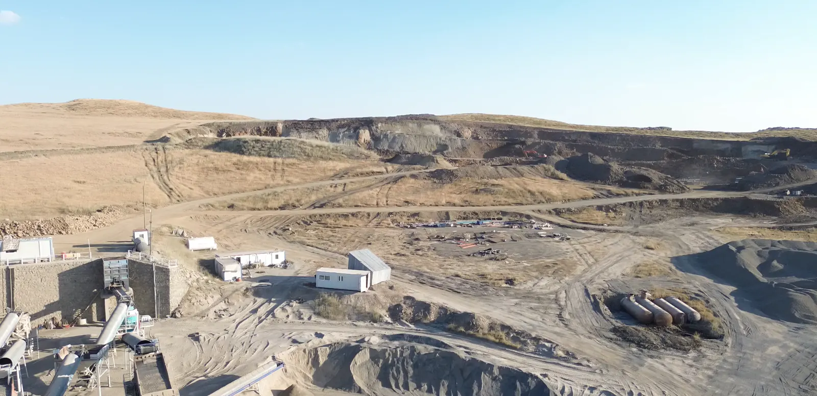Kuşluk Taş Ocağı — İdari binalar ve ocak basamakları