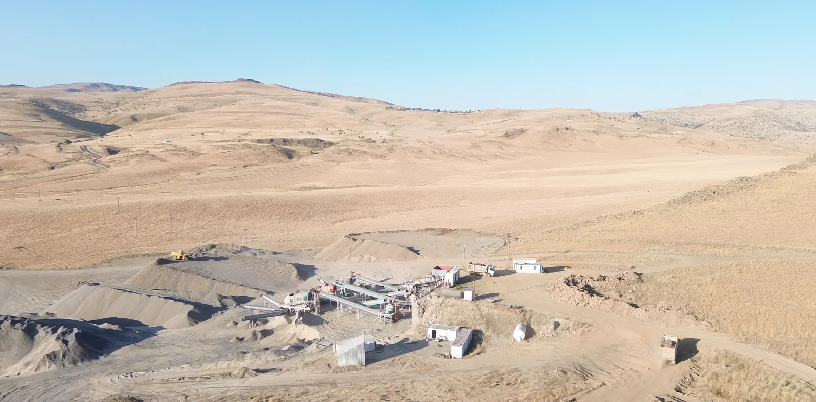 Kuşluk Taş Ocağı — Tesis, yükleyici ve sevkiyat kamyonları