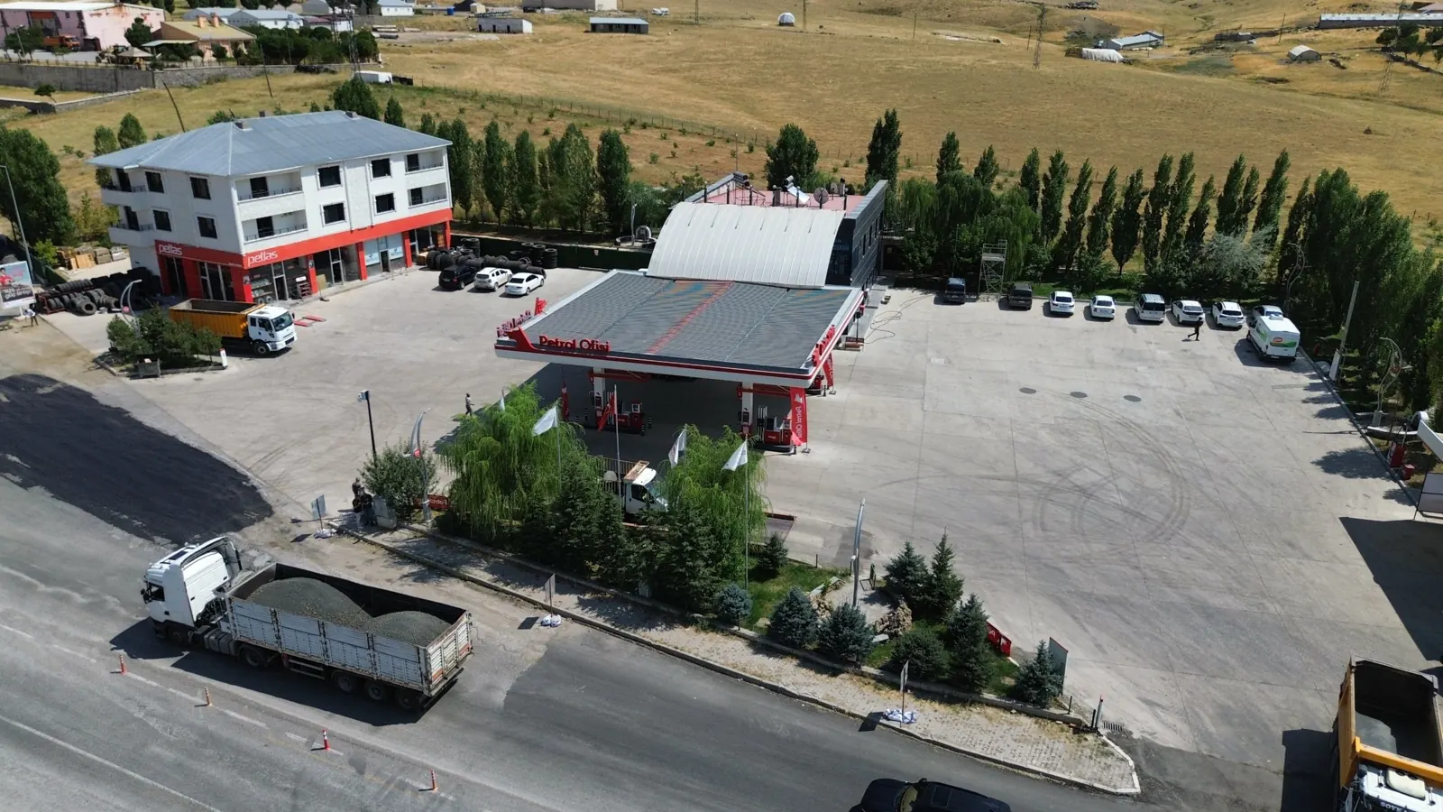 Medese Petrol — Akaryakıt istasyonu, geniş saha ve ana yol cephesi