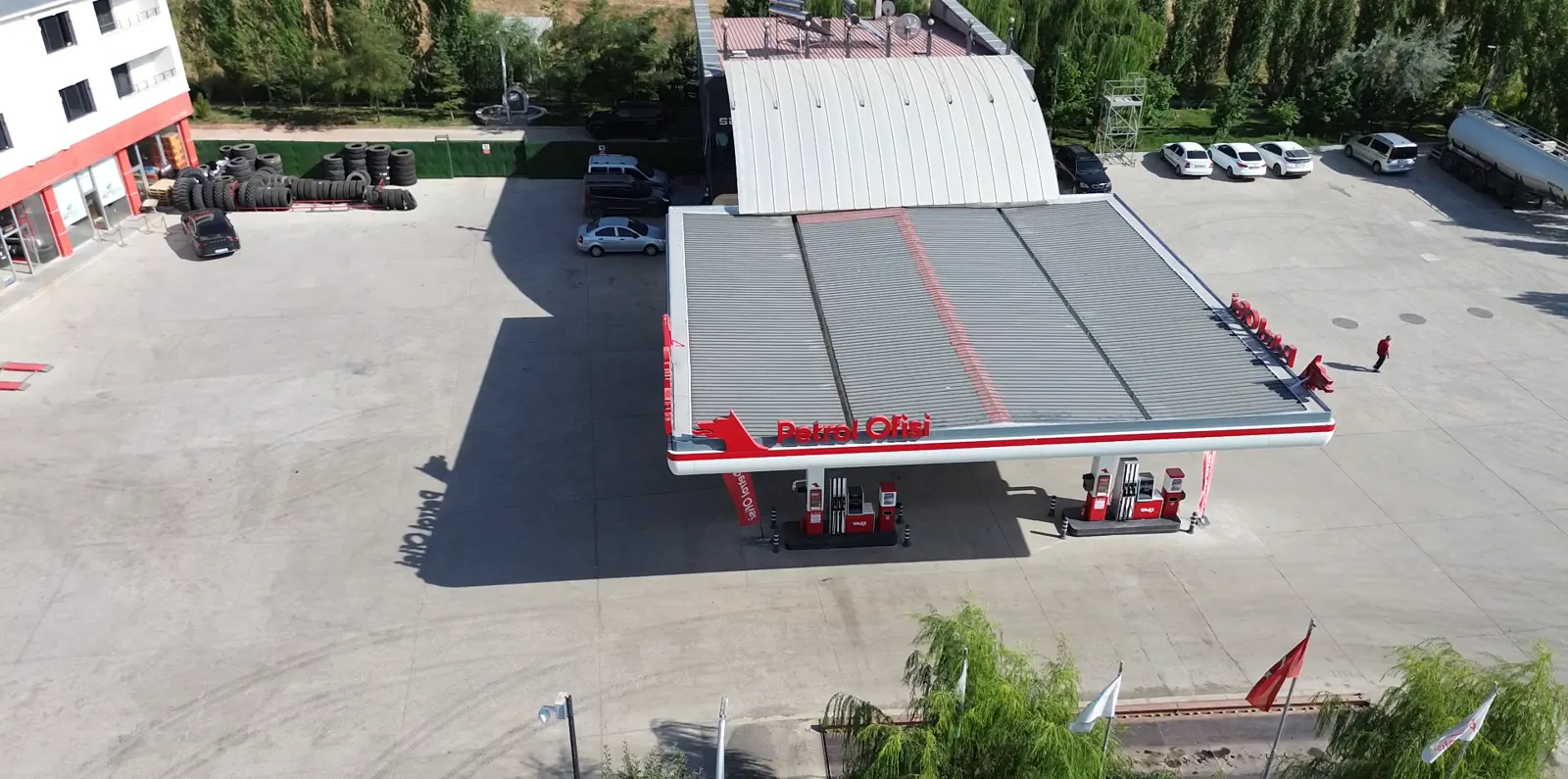 Medese Petrol — Pompa adaları ve ağır vasıta manevra alanı