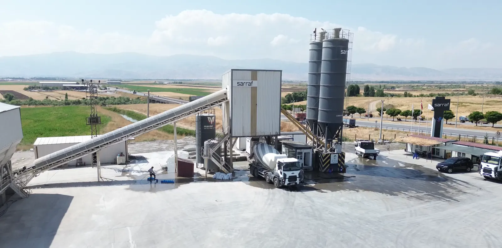 Muş Sarraf Beton Santrali — Sarraf beton santrali, çimento siloları ve yükleme noktası