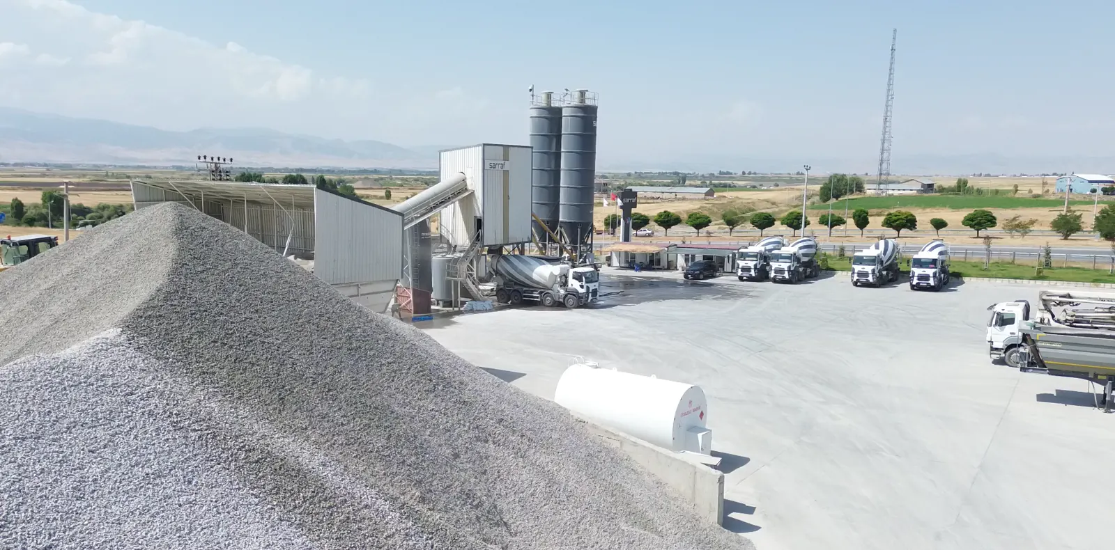 Muş Sarraf Beton Santrali — Santral, stok sahası ve mikser filosu