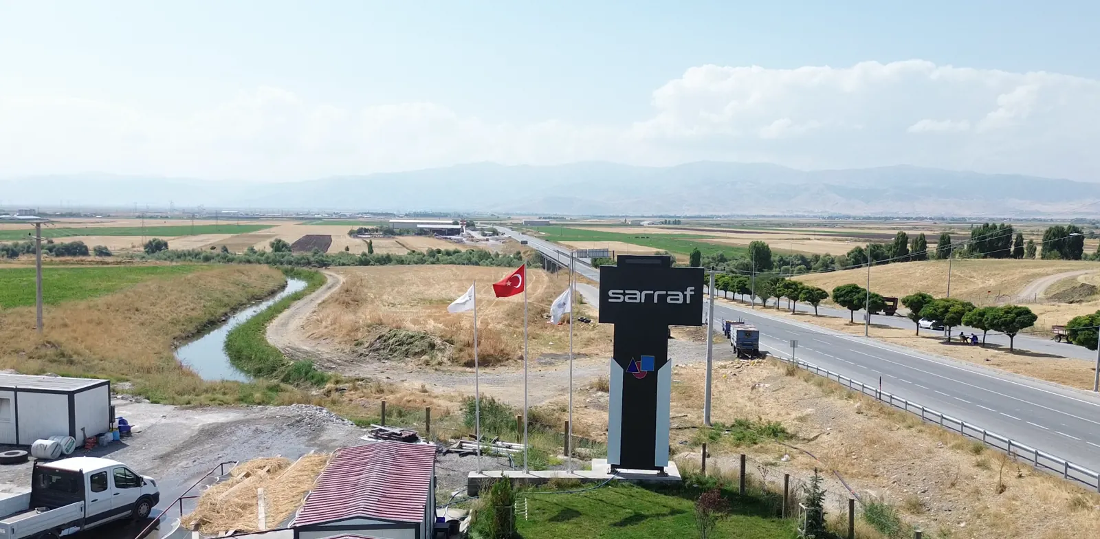 Muş Sarraf Beton Santrali — Ana yol cephesi ve Sarraf totemi