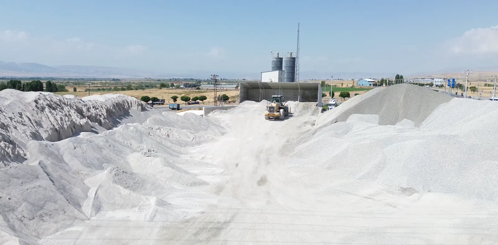 Muş Sarraf Beton Santrali — Kum ve mıcır stokları, yükleyici ile besleme