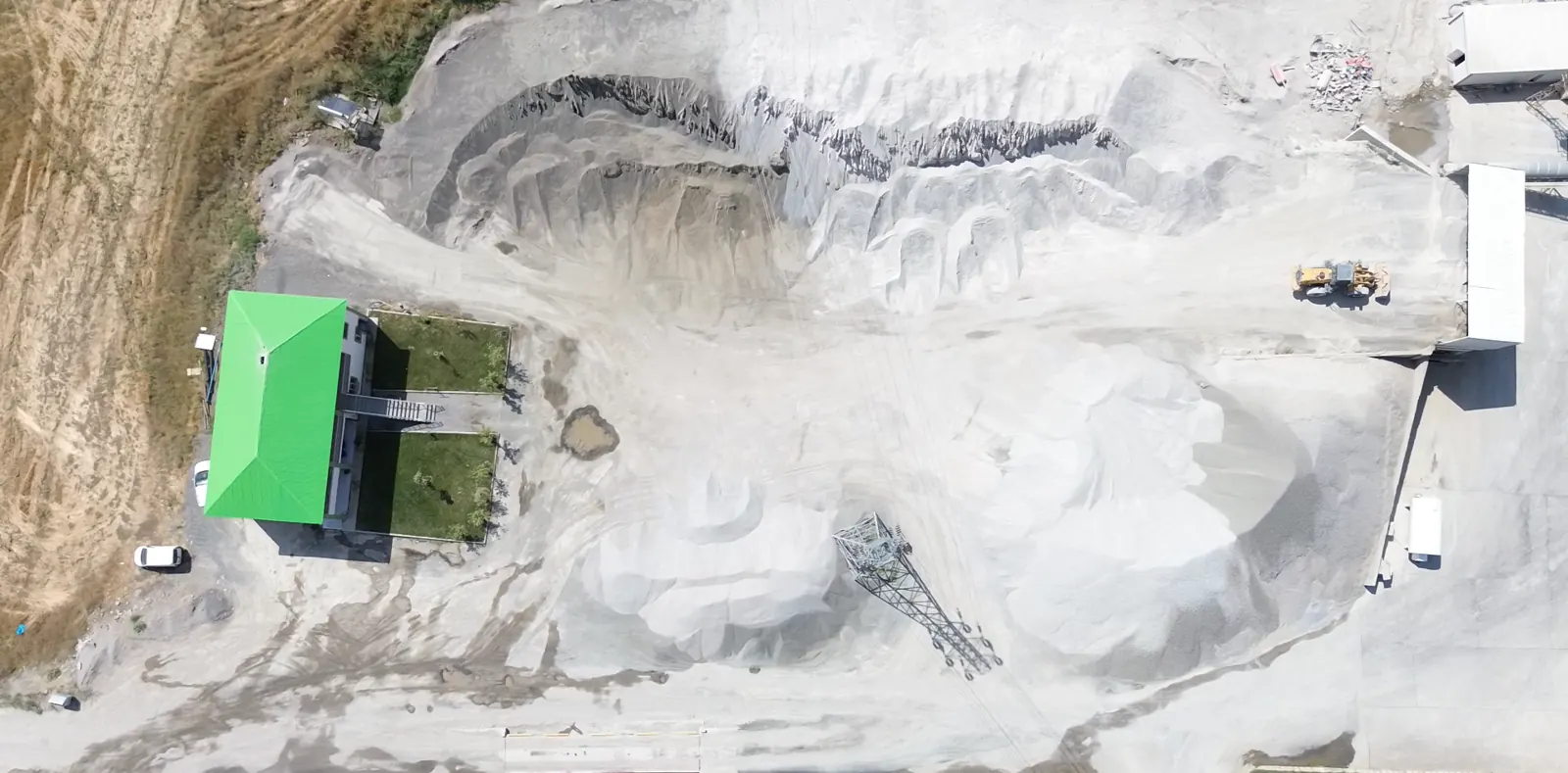 Muş Sarraf Beton Santrali — Stok yığınları, idari bina ve bunkerler