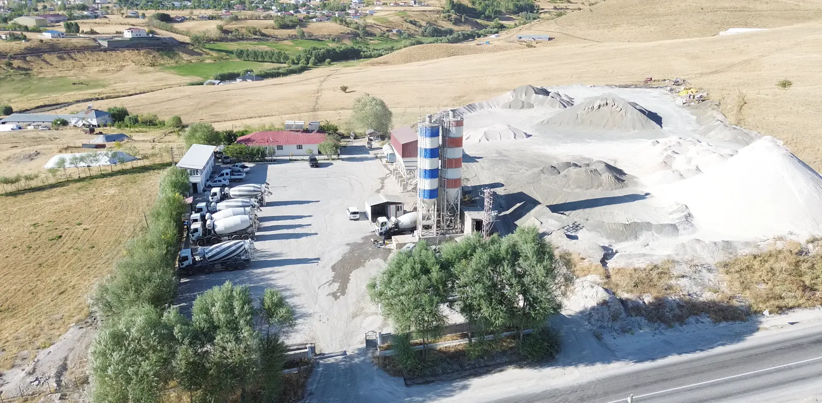 Varto Beton Santrali — Santral, stok sahası, mikser filosu ve idari binalar