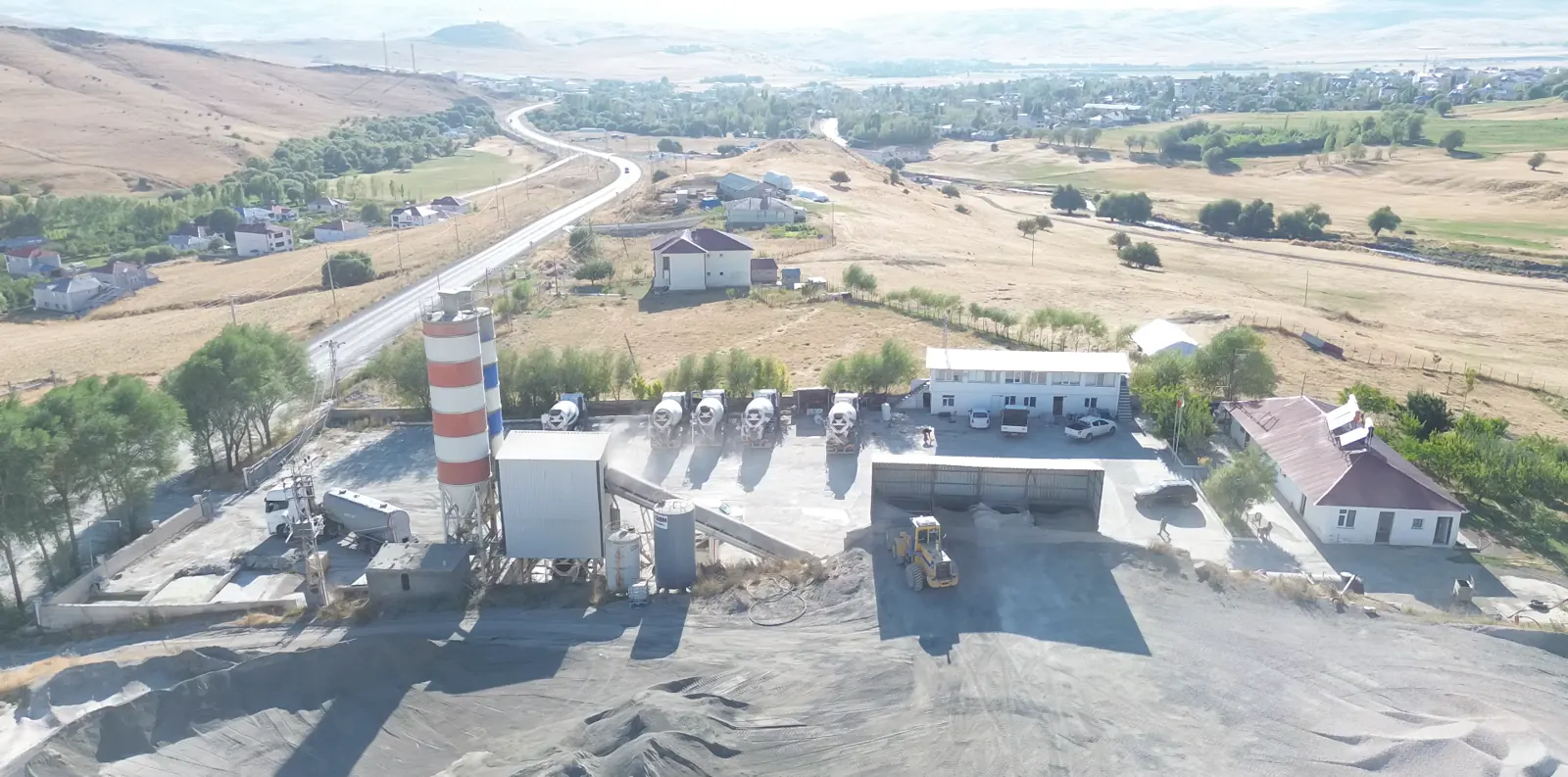 Varto Beton Santrali — Çift silo, agrega bandı ve mikser parkı