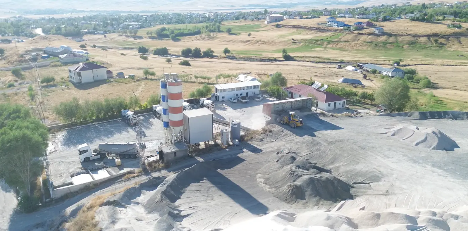 Varto Beton Santrali — Yükleyici, kapalı bunker ve stok yığınları