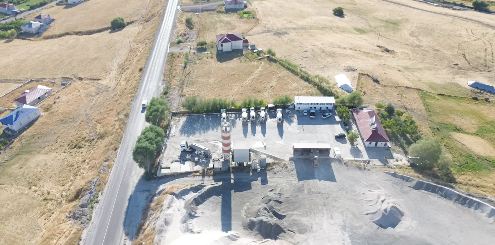 Varto Beton Santrali — Ana yol üzerindeki santral ve stok sahası