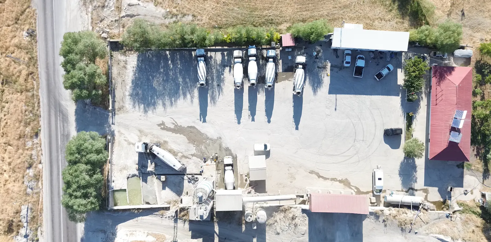 Varto Beton Santrali — Mikser parkı, santral ve idari bina yukarıdan